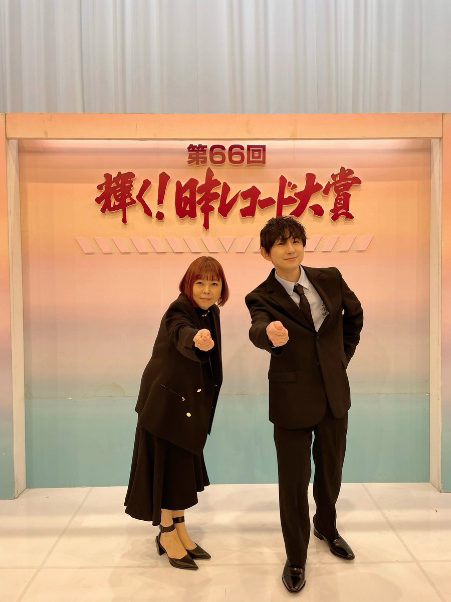 megmemikoto's tweet photo. 「第66回 輝く！日本レコード大賞」の表彰式に参加させて頂きました！

#Da_iCE の皆さんはあいにく参加出来なかったのですが、一緒に制作頑張ったLouisくん（@Louis_0617 ）と共に、優秀作品賞の盾を受け取りました！
これもひとえに、皆様のおかげです！
「#Iwonder 」を愛して下さりありがとうございます！
これからも誰かの心に寄り添える、そんな曲を誠心誠意、制作していきます！

I wonder
作詞：#工藤大輝 | #花村想太 | https://t.co/2MAaTmuZxo
作曲：花村想太 | https://t.co/2MAaTmuZxo | Louis
編曲：https://t.co/2MAaTmuZxo | Louis

ギター: 三沢崇篤（@misamisamisawa ）
ベース: 山口寛雄（@hiroobass ）
レコーディングエンジニア: 田中雄司
ミックスエンジニア: 松岡健

#岩岡徹 #大野雄大 #和田颯 

#MEGME
