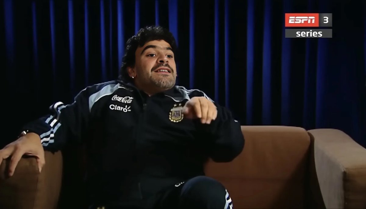 Jueves 2230
Llegas a la sede te compras una birra y vas a ver el último partido
Estás yendo hacia al deck miras a la izquierda y está el
Contando sus andanzas a una banda de simples chamacos
El gol al west ham la patada a elorza
Todas historias que quedan grabadas para siempre