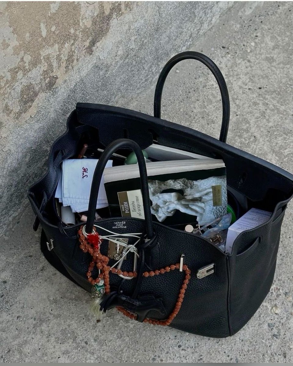 bronzedvanille's tweet photo. Trinkets are meant to be collected over time, not purchased all at once. They should hold meaning, and that’s what makes them unique and special. That’s what made Jane so cool, she expressed herself through fashion without ever sacrificing her authenticity https://t.co/2oMJ3P3kI6