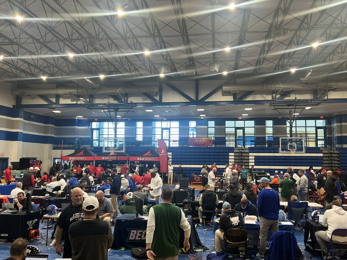 FEveritte16's tweet photo. A big thank you to the @SCFCA1 and @YorkRecruits for putting on today’s recruiting fair! 

Over 100 high schools showed up to help promote their kids to college football programs. Great day to see a lot of our @BSNSPORTS_SC partners across the state! https://t.co/DEUNHmJLSa