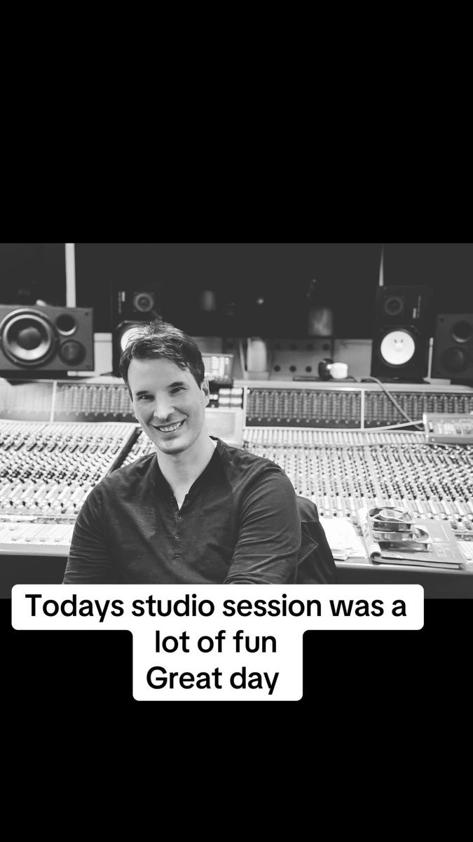 davidschaefer23's tweet photo. Todays studio session was a lot of fun
Great day
#musicstudio #musikstudio #vocalrecording #newsingle #comingsoon https://t.co/QLysyzJwln