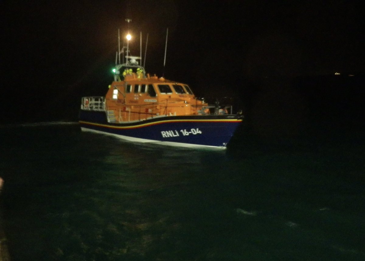 Padstow #RNLI volunteer crew launched at 8.58pm on Sunday (1 December) to reports of a yacht in difficulty 22 miles northwest of Trevose. 

On scene the Coxswain assessed the situation, and the safest course of action was to tow the yacht safely into Padstow Harbour.