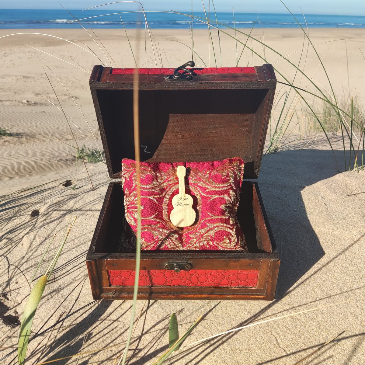 Me acaba de llegar el Kinito-pen. 
Hazte con él!
6 euritos. Todas las canciones, un par de rarezas no publicadas y acceso descarga digital gratuita a los nuevos singles que saldrán en 2025. 

Escribe a diariodeviajekinomajan@gmail.com y en unos días lo tienes en tu casa.
Salud!