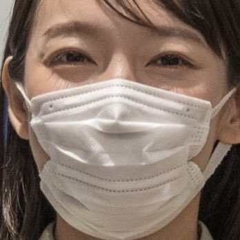 吉岡里帆
自身が出演してたCMのマスクを着用
1,2枚目の画像ではマスク固そう 。3,4枚目の画像はラジオ終わり。
一日中の吐息を吸って柔らかくなったマスク、クタクタになって顔の一部になってるの最高すぎる。
