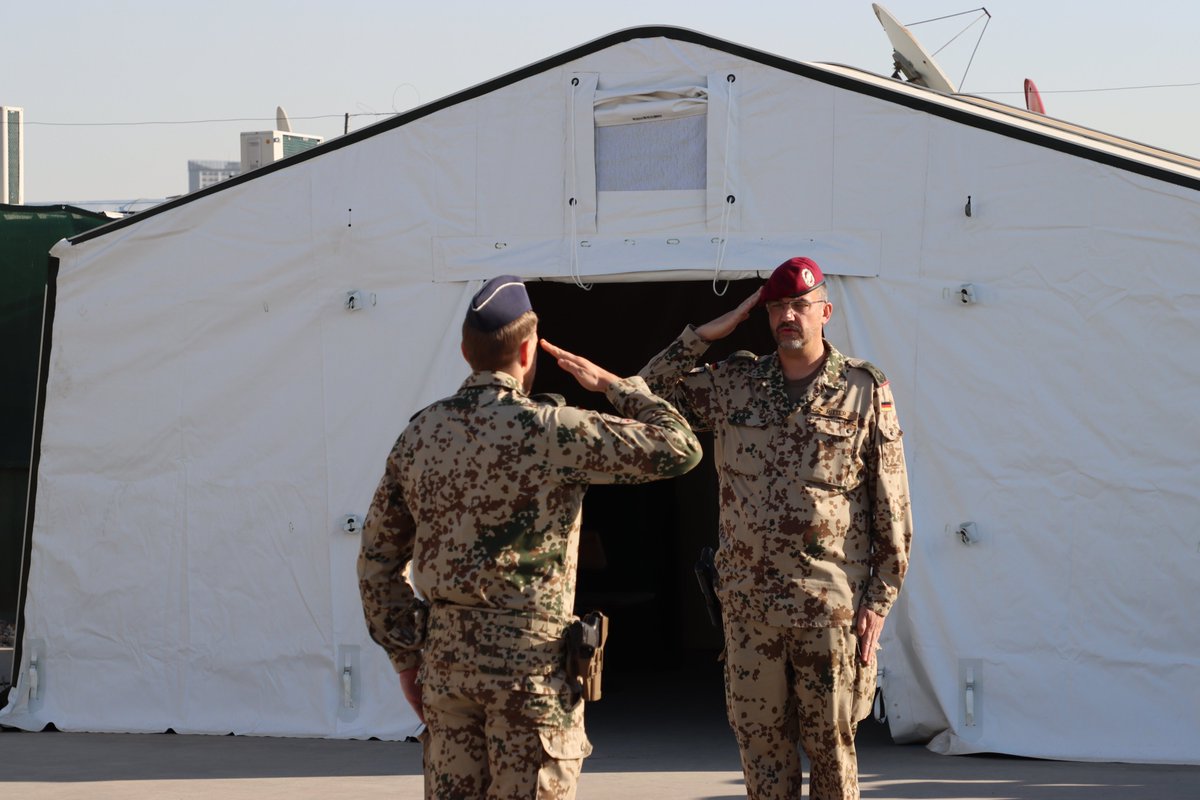 Bw_Einsatz's tweet photo. In jedem Einsatzkontingent der #BundeswehrimEinsatz finden regelmäßig Übergaben der Dienstgeschäfte statt. Für herausgehobene Funktionen findet dies in Form eins Antretens statt, so auch bei #CapacityBuildingIraq in Erbil für den Spieß und den Leiter der Sanitätseinsatzstaffel. https://t.co/xcbEpJ9Y9u