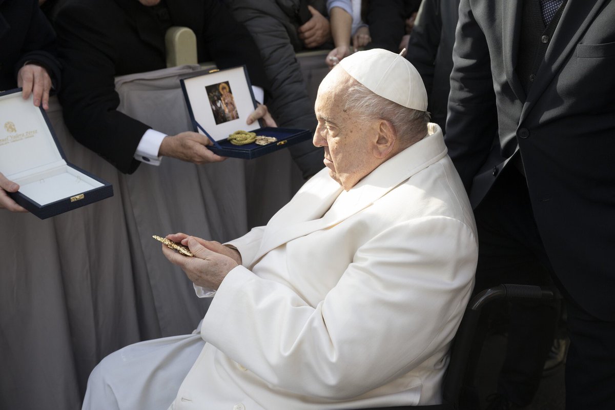 PollinicaArch's tweet photo. 🇻🇦 En la jornada del miércoles 4 de diciembre, una comitiva encabezada por el Hermano Mayor y nuestro Director Espiritual, tuvo el honor de asistir a la audiencia pública celebrada por su Santidad el Papa Francisco I, en la plaza De San Pedro, en la cuidad del Vaticano. https://t.co/LNThcRSOEB