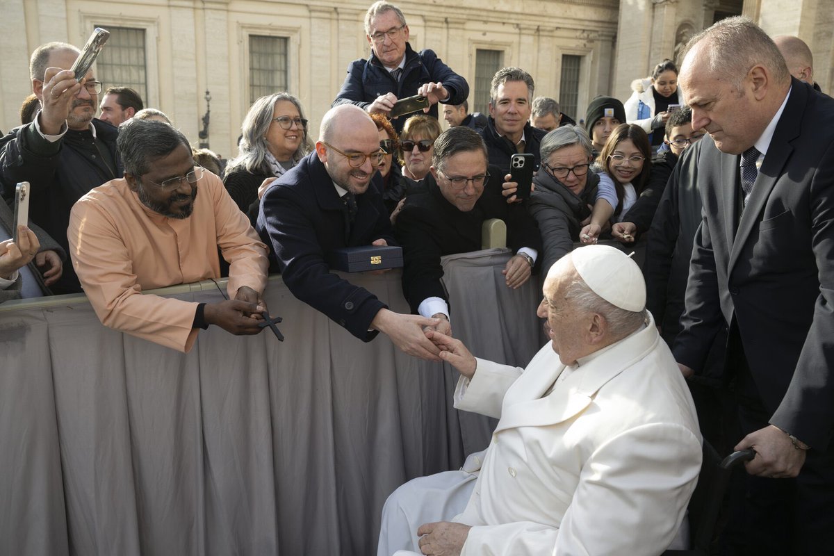 PollinicaArch's tweet photo. 🇻🇦 En la jornada del miércoles 4 de diciembre, una comitiva encabezada por el Hermano Mayor y nuestro Director Espiritual, tuvo el honor de asistir a la audiencia pública celebrada por su Santidad el Papa Francisco I, en la plaza De San Pedro, en la cuidad del Vaticano. https://t.co/LNThcRSOEB