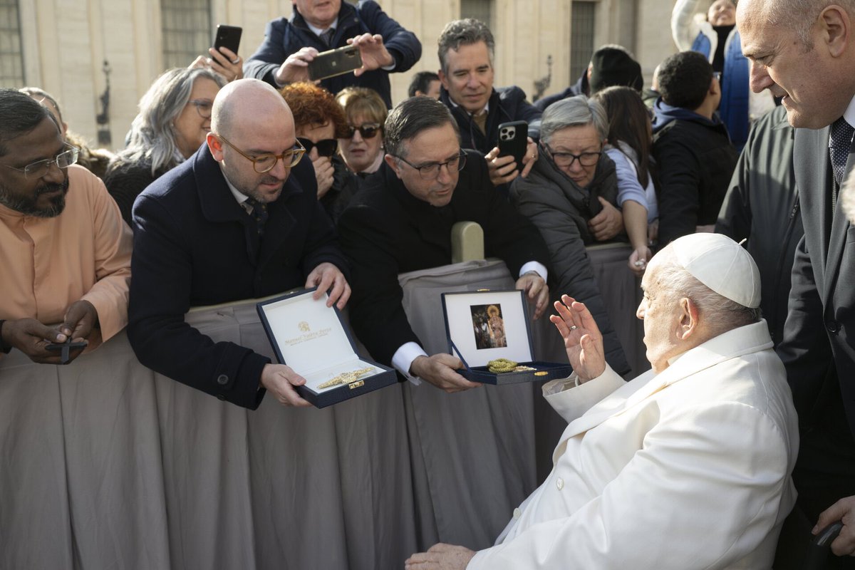 PollinicaArch's tweet photo. 🇻🇦 En la jornada del miércoles 4 de diciembre, una comitiva encabezada por el Hermano Mayor y nuestro Director Espiritual, tuvo el honor de asistir a la audiencia pública celebrada por su Santidad el Papa Francisco I, en la plaza De San Pedro, en la cuidad del Vaticano. https://t.co/LNThcRSOEB