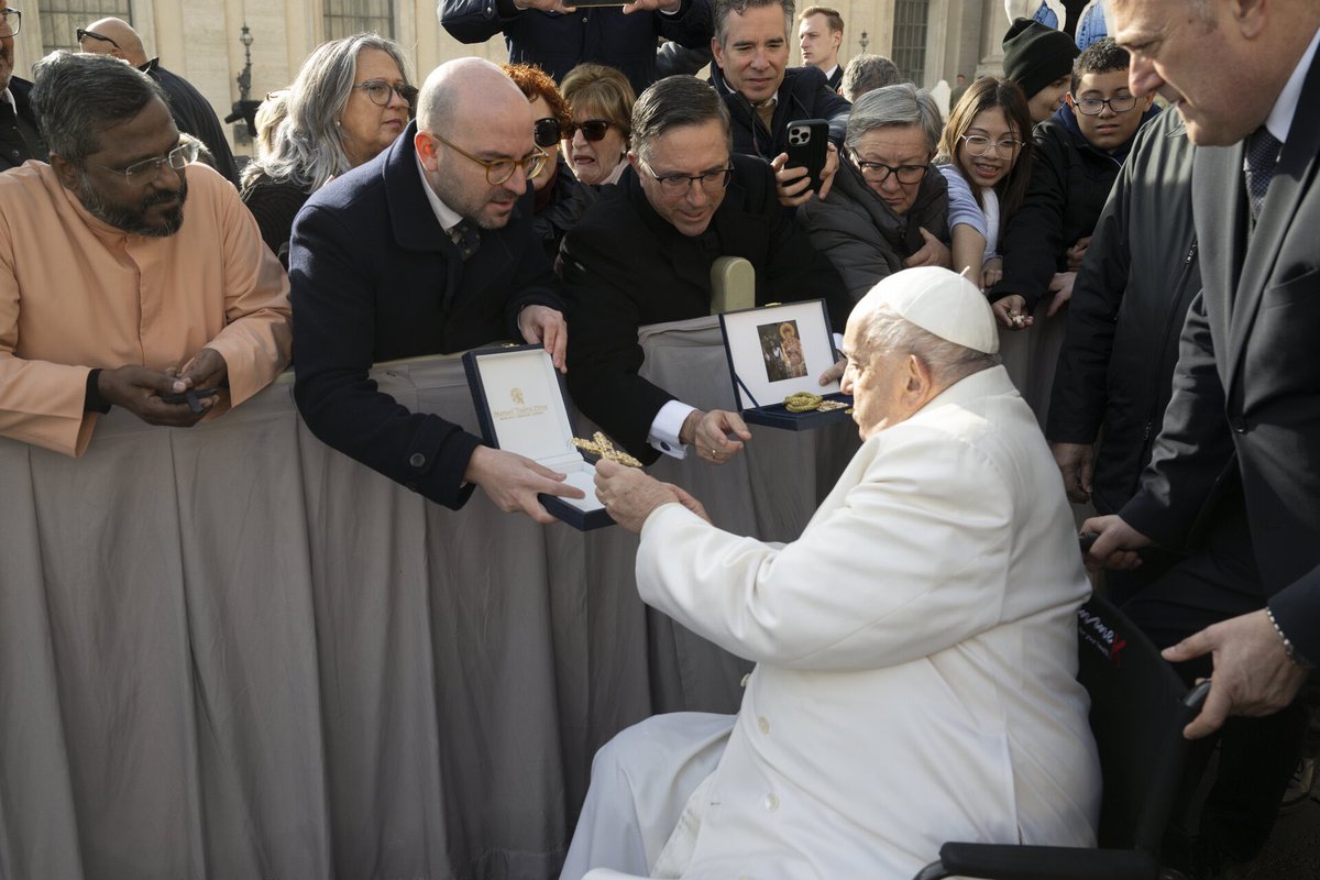 PollinicaArch's tweet photo. 🇻🇦 En la jornada del miércoles 4 de diciembre, una comitiva encabezada por el Hermano Mayor y nuestro Director Espiritual, tuvo el honor de asistir a la audiencia pública celebrada por su Santidad el Papa Francisco I, en la plaza De San Pedro, en la cuidad del Vaticano. https://t.co/LNThcRSOEB