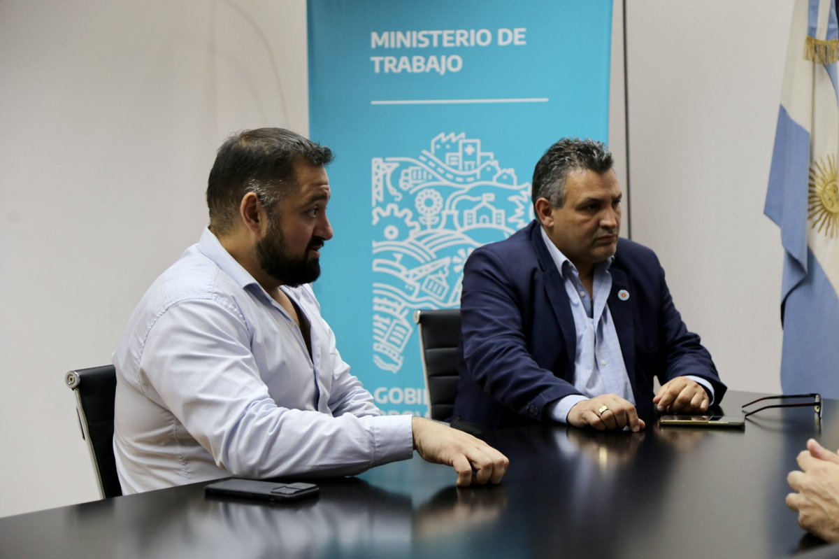 El Ministerio recibió a representantes de <a href="/SutcapraOk/">SUTCAPRA</a> quienes hicieron entrega del agrupe sindical otorgado por la Secretaria de Trabajo de la Nación, dependiente de Capital Humano, en el que consta su ámbito de representación y las labores agrupadas por la organización sindical