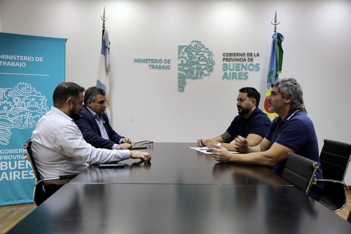 TrabajoPBA's tweet photo. El Ministerio recibió a representantes de @SutcapraOk quienes hicieron entrega del agrupe sindical otorgado por la Secretaria de Trabajo de la Nación, dependiente de Capital Humano, en el que consta su ámbito de representación y las labores agrupadas por la organización sindical https://t.co/UCow1qVWW2