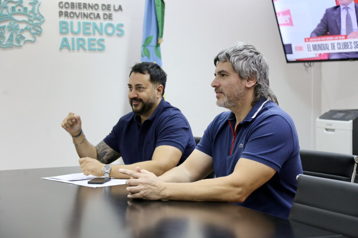 TrabajoPBA's tweet photo. El Ministerio recibió a representantes de @SutcapraOk quienes hicieron entrega del agrupe sindical otorgado por la Secretaria de Trabajo de la Nación, dependiente de Capital Humano, en el que consta su ámbito de representación y las labores agrupadas por la organización sindical https://t.co/UCow1qVWW2