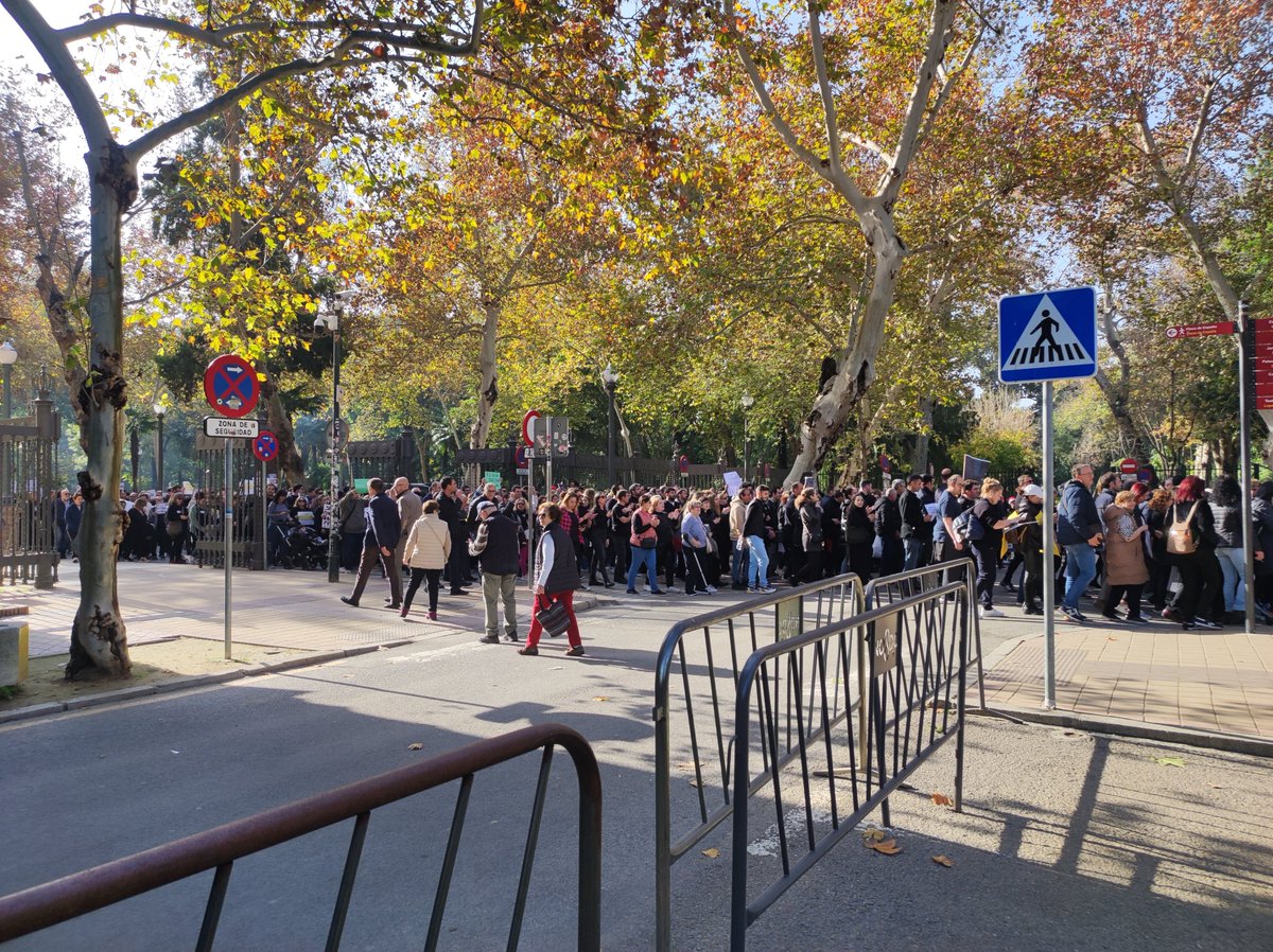 ASPROMANIS1964's tweet photo. El 3 de diciembre, representación de Aspromanis, usuarios, familias, personal y Junta Directiva acudió a la manifestación convocada por @cermiandalucia en Sevilla para reclamar una financiación justa para mantener la calidad de nuestros centros y servicios #JuntosPodemosEvitarlo https://t.co/0Rt8Y2ylRp
