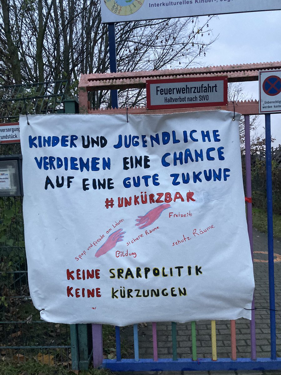 phil_dehne's tweet photo. Gestern mit @dienagel_ und meiner Kollegin Susanka Jugendclubs in #Neukölln besucht. Die hatten gestern aus Protest gegen die Kürzungen geschlossen. Starke Aktion #unkuerzbar https://t.co/SKM0n7tt3t
