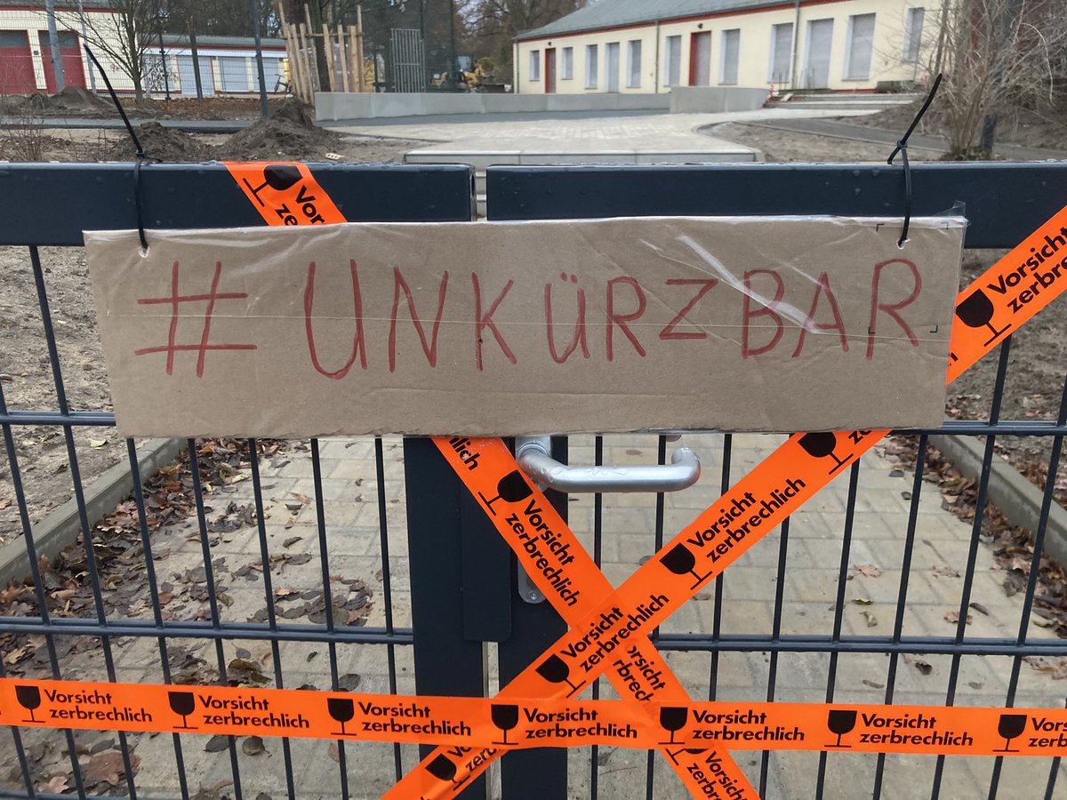 phil_dehne's tweet photo. Gestern mit @dienagel_ und meiner Kollegin Susanka Jugendclubs in #Neukölln besucht. Die hatten gestern aus Protest gegen die Kürzungen geschlossen. Starke Aktion #unkuerzbar https://t.co/SKM0n7tt3t