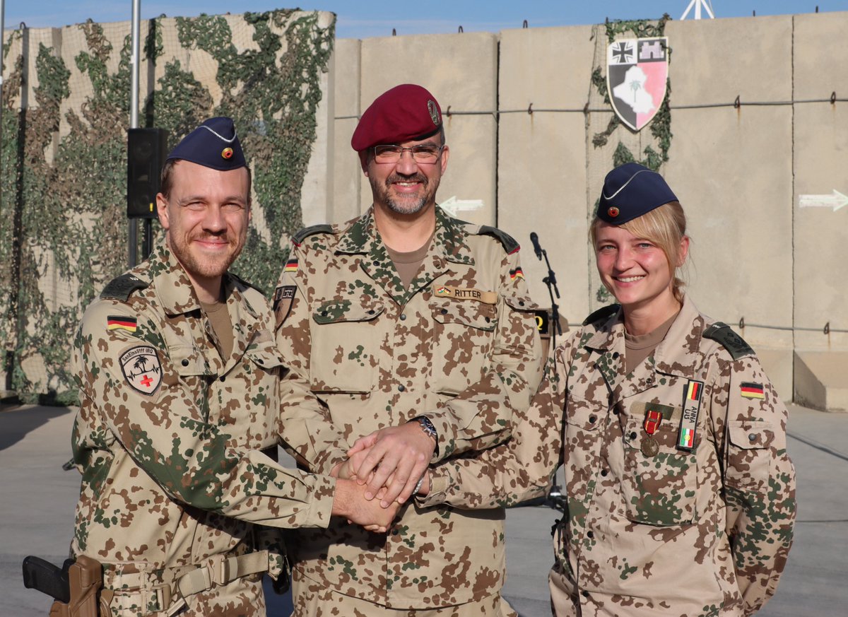 Bw_Einsatz's tweet photo. Der Führer der Deutschen Kräfte #CapacityBuildingIraq, Oberst Thomas Ritter, übertrug die Verantwortung für die Sanitätseinsatzstaffel der #BundeswehrimEinsatz von Oberfeldarzt Anna A. an Oberfeldarzt Dr. Patrick K. https://t.co/svdOiIHXaZ