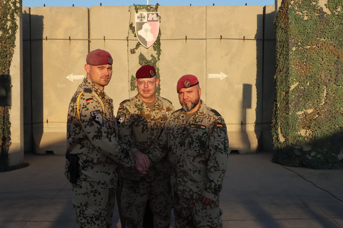 Bw_Einsatz's tweet photo. Der Führer des National Support Elements #CapacityBuildingIraq, Oberstleutnant Nick R., übergab die Aufgaben des Kompaniefeldwebels der NSE von Stabsfeldwebel Alexander T. an Nachfolger Hauptfeldwebel Waldemar B. Mehr zum Einsatz unter: https://t.co/NE48hWymDz https://t.co/uj4lw4xT8P