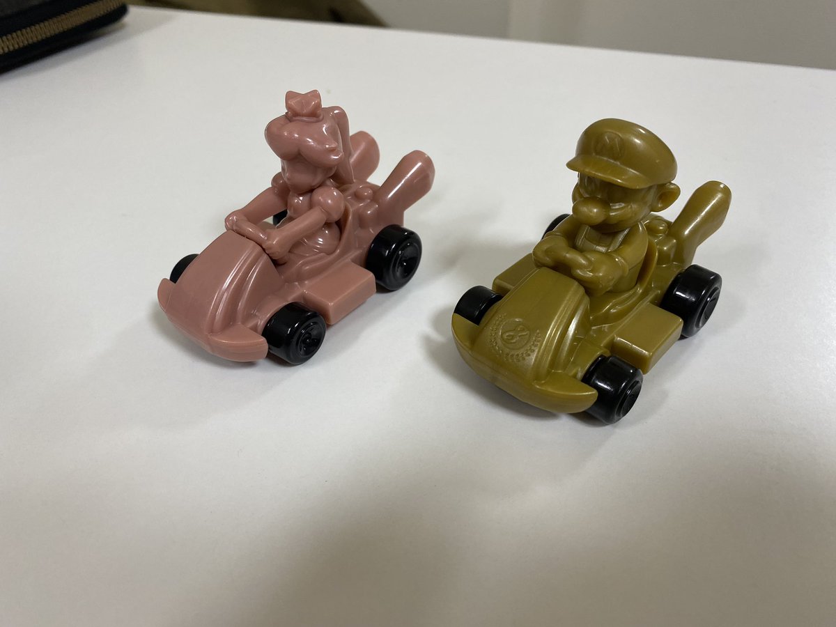 rinasuke25's tweet photo. ハッピーセット3個買って
長女は図鑑
次女、三女がマリオだったんだけど
ピンクゴールドピーチ
ゴールドマリオ
レアなのか？
娘達は喜んでるけど🤣 https://t.co/ZfAEE870Pw