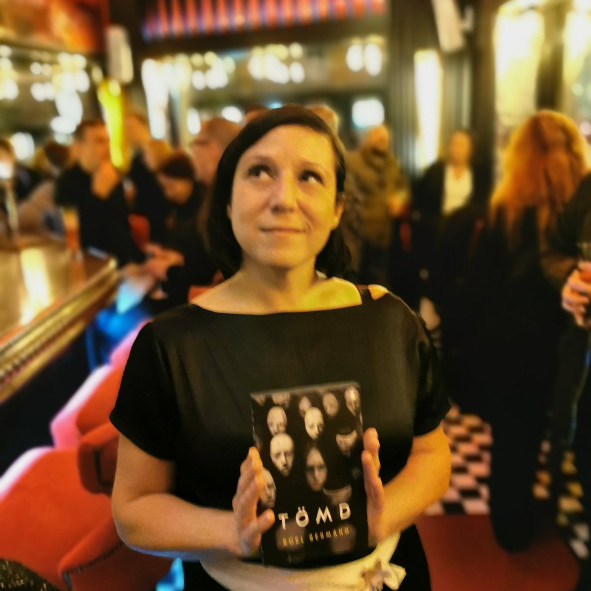 BoelBermann's tweet photo. Vill du haffa en mörk julklapp? 🖤🎁📖 
Kila förbi min allra sista signering innan jul av dystopin TÖMD på lördag kl. 13-15 hos Antikvariat Verklighetsflykt. Boken går att köpa för 160 kr och de tio första som köper boken får en tygkasse på köpet!
-> https://t.co/PQscDzT5HJ https://t.co/HH46JfhBPf