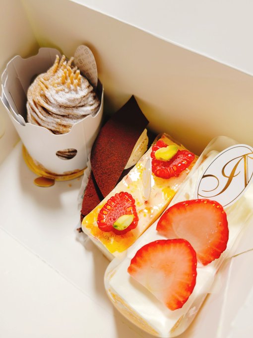 パティスリー・アブルームでケーキ買ってきた。
何から食べよう 