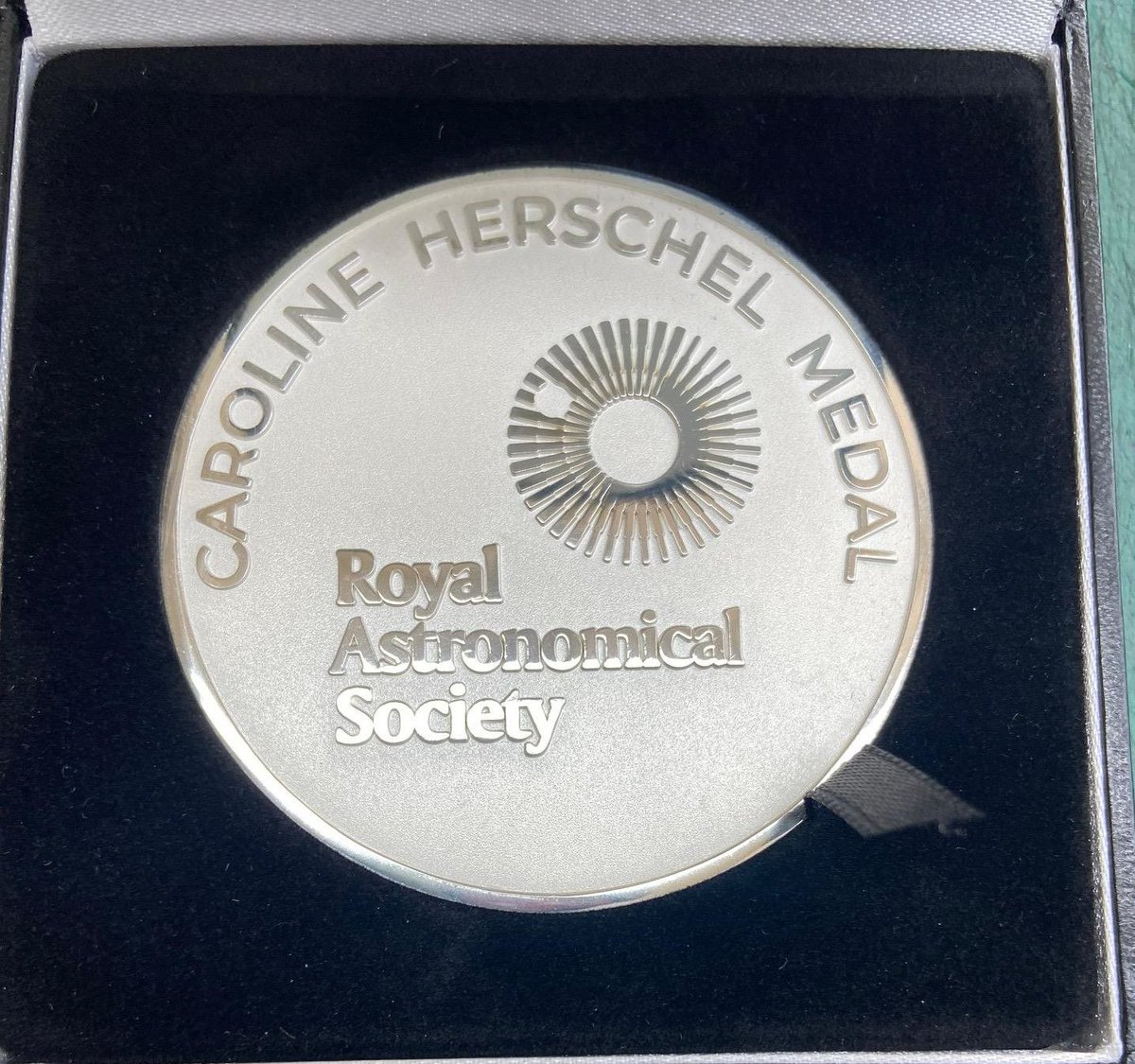 There are just FIVE days left to get nominations in for the Caroline Herschel Medal 2025. 🏅🏅🏅 

The award recognises an outstanding woman astronomer working in the UK and includes a £10,000 prize.

Nominate at: ras.ac.uk/awards-and-gra…