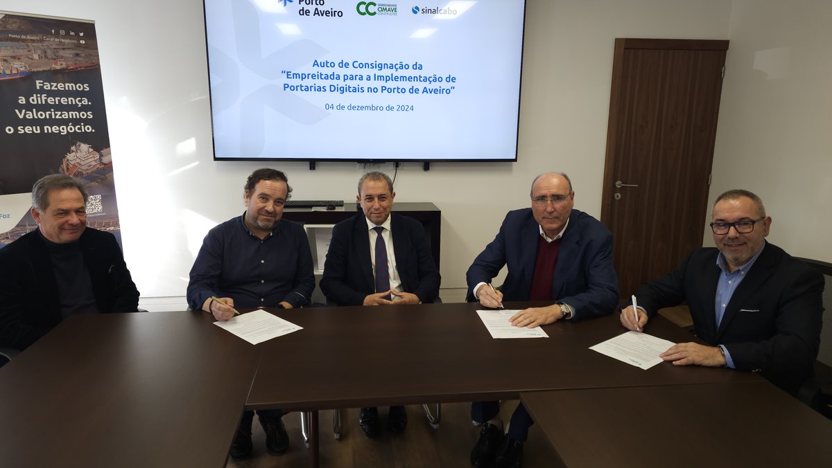 portodeaveiro's tweet photo. 📢 Porto de Aveiro assinou ontem o Auto de Consignação da Empreitada para a Implementação das Portarias Digitais, uma iniciativa inserida no plano estratégico de digitalização do Porto. 

Saiba mais em: 👉 https://t.co/wWMBoHS9fu

#SomosPortodeAveiro #Empreitada https://t.co/SdnnQlpCQh