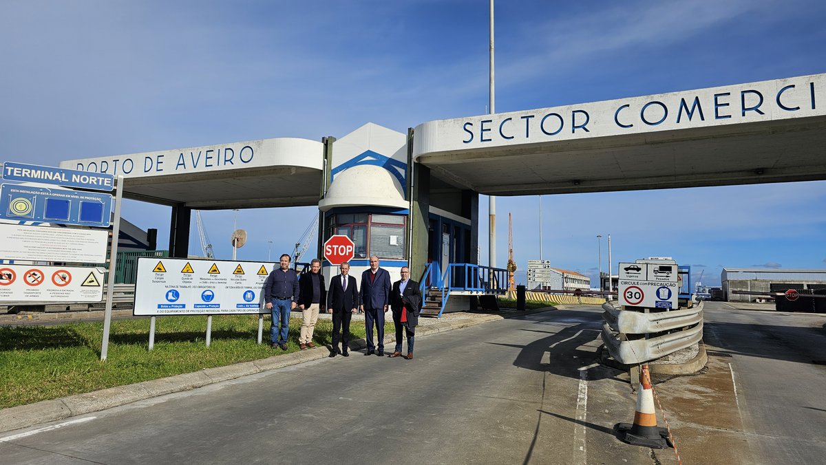 📢 Porto de Aveiro assinou ontem o Auto de Consignação da Empreitada para a Implementação das Portarias Digitais, uma iniciativa inserida no plano estratégico de digitalização do Porto. 

Saiba mais em: 👉 portodeaveiro.pt/noticia/pt/541/

#SomosPortodeAveiro #Empreitada