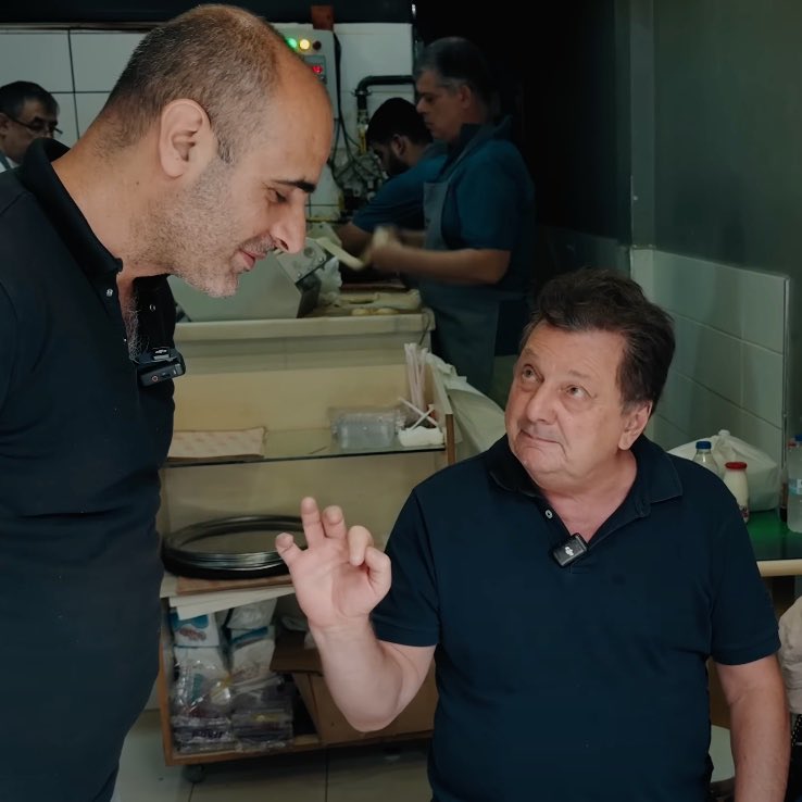 Vedat Milor'un izinsiz fotoğrafını çektiği için azarlanan lahmacuncu:

"Türk halkını küçümser gibi konuştuğundan dolayı Türk halkına ve bize özür borçlu."

#Münbiç #memur