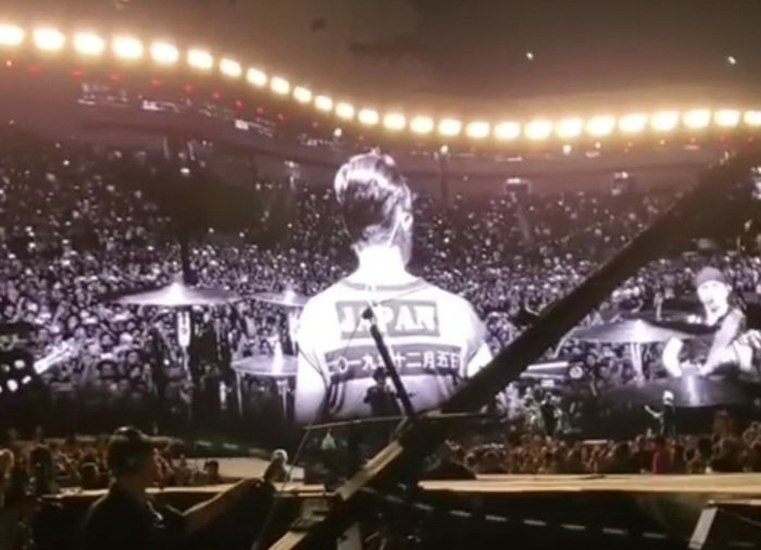 JAM_ENG's tweet image. ちょうど5年前のU2
ラリーの漢字Tシャツには2019年12月5日👕(小さくBonoもいます)
この5年後にコバカツさんとアダムの対談が見れるなんて！

#U2
#U2TheJoshuaTree2019
#U2来日