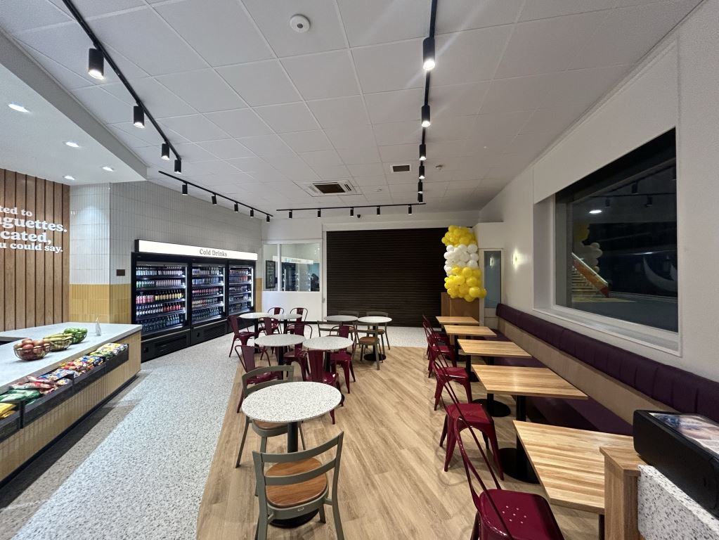 TPTRetail's tweet image. Refurbished #UpperCrust now open @AvantiWestCoast #Crewe Station