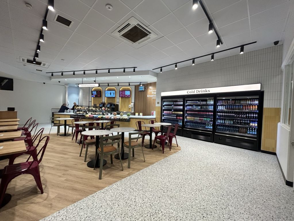TPTRetail's tweet image. Refurbished #UpperCrust now open @AvantiWestCoast #Crewe Station