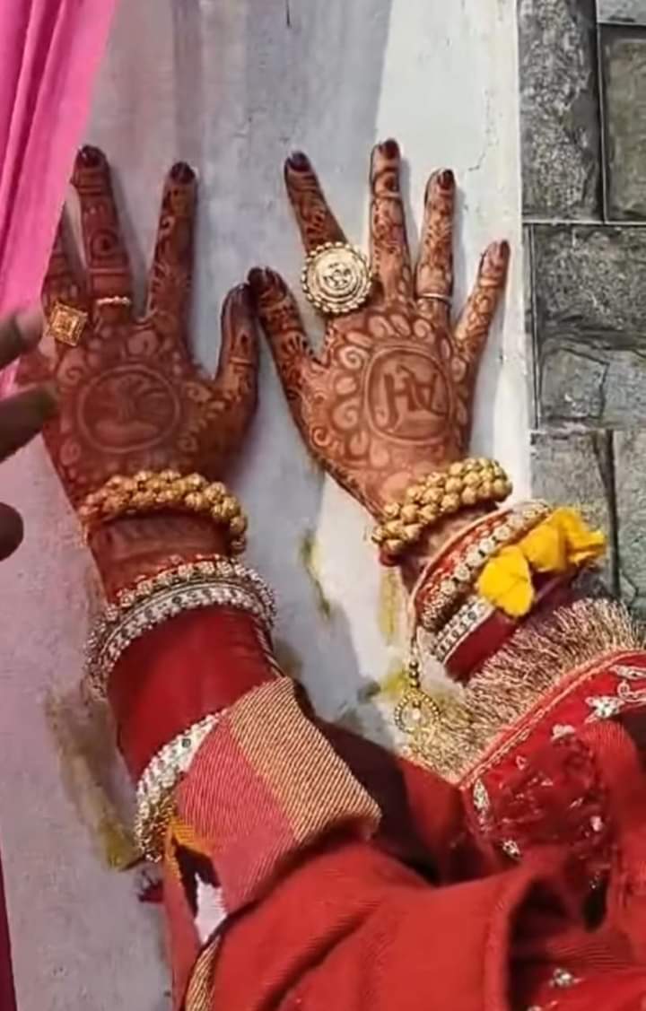 learning45378's tweet photo. हल्दी 💛 

नई दुल्हन के घर के बाहर हल्दी के थाप (या हल्दी की पेस्ट की दीवार) लगाने की परंपरा भारतीय शादी की सांस्कृतिक और धार्मिक धरोहर का हिस्सा है। यह परंपरा विशेष रूप से हिंदू विवाह में देखी जाती है और इसके कई सांस्कृतिक और शुभ कारण होते हैं:

1. शुद्धता और सौंदर्य:

हल्दी को शुद्धता, सुंदरता और समृद्धि का प्रतीक माना जाता है। यह दुल्हन को सुंदर और पवित्र बनाने के लिए शादी से पहले हल्दी लगाई जाती है।

घर के बाहर हल्दी लगाने से यह शुभता और सकारात्मक ऊर्जा का संचार करता है।

2. बुरी शक्तियों से रक्षा:

हल्दी को एक प्रकार से कष्ट से दूर रखने वाला माना जाता है, जो बुरी शक्तियों, नकारात्मक ऊर्जा, और नज़र से रक्षा करता है। इसलिए घर के बाहर हल्दी लगाई जाती है ताकि नए जीवन की शुरुआत में कोई भी नकारात्मक प्रभाव न पड़े।

3. समृद्धि और खुशहाली की कामना:

हल्दी का रंग और खुशबू समृद्धि और खुशहाली का प्रतीक माने जाते हैं। दुल्हन के घर के बाहर हल्दी लगाने से घर में सुख-शांति, समृद्धि, और खुशियाँ आने की कामना की जाती है।

4. सांस्कृतिक परंपरा:

यह एक पुरानी परंपरा है जो पीढ़ी दर पीढ़ी चली आ रही है। यह एक तरह से परिवार और समाज में सामूहिक खुशी और उत्सव का प्रतीक बन गई है।
इस प्रकार, हल्दी के थाप लगाना न केवल एक सांस्कृतिक परंपरा है, बल्कि यह दुल्हन और उसके परिवार के लिए खुशहाली, समृद्धि और शुद्धता का प्रतीक भी है।