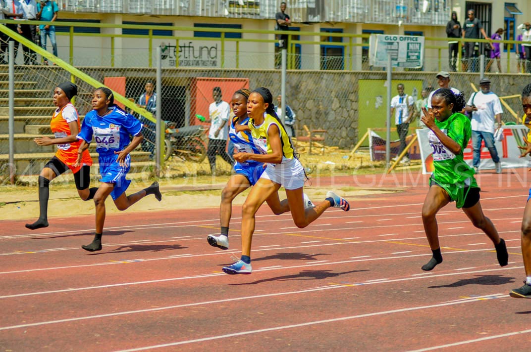 OsunInterCGames's tweet photo. 🏅 Adedoyin Oyeyemi of Obafemi Awolowo University storms to victory in the 100m (female category), clocking an impressive 12.51 seconds. Her performance lights up the track and secures a well-deserved gold medal for OAU! 🏃‍♀️🔥

#OsunInterCollegiateGames24 #AceSports https://t.co/RHoyQ4H00e