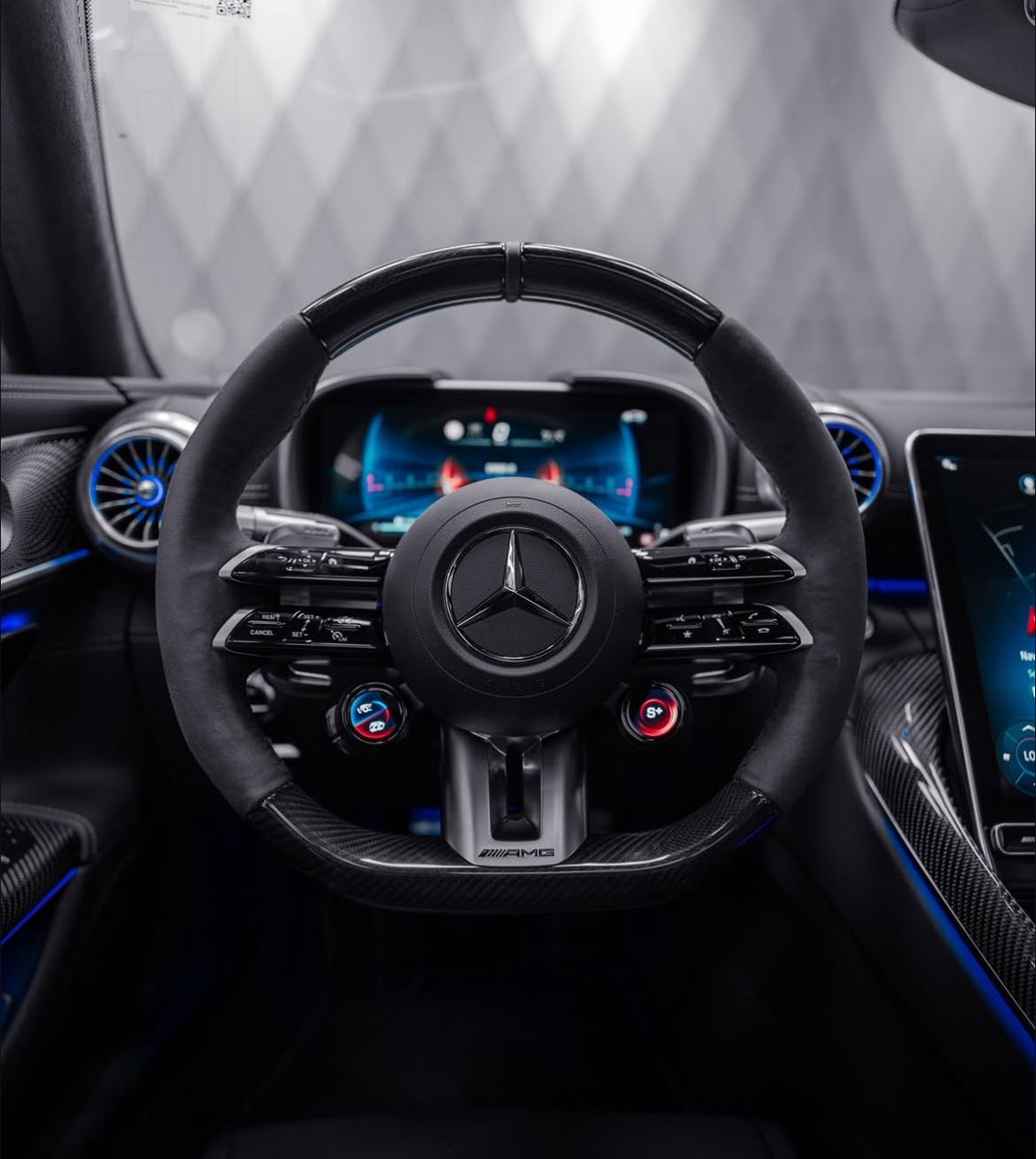 LuxuryCars365's tweet photo. Mercedes-AMG GT63 Coupe 🃏 https://t.co/lrYoZ7opz0