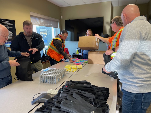 GSRotary's tweet photo. Yet another community service project for the holiday season!  Thanks to @HPSTransformers for inviting us to participate in their "Kits For A Cause" event, packing 120 gift bags with essentials for Royal City Mission. https://t.co/6wRarlz7WH