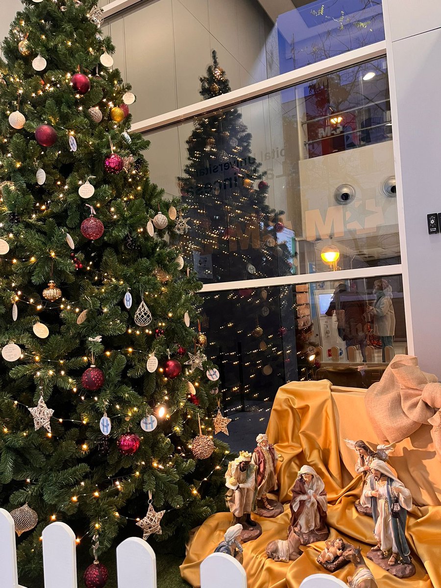 Modo NAVIDAD activado en #HospitaldeLaPrincesa
Un árbol muy especial con las felicitaciones y deseos de nuestros profesionales Un árbol que, al florecer el 2025 nos traía ilusión, salud, amor y paz ⭐️✨💫
#Humanizacion
#HumanizARTE
<a href="/mseguraperez/">Maria Segura</a>