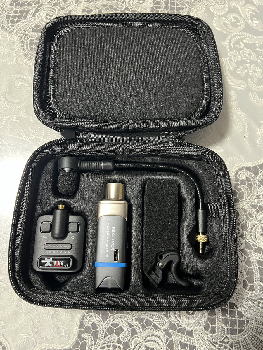 trumpeterhiro's tweet photo. パール楽器製造株式会社様よりご提供いただきましてモニターをさせていただきます
Xvive U7というワイヤレスマイクで12月8日発売になります
軽い！マイクと送信機合わせて約70グラム
クリップもしっかりしているので安心
音質は癖なくフラットで鳴ってくれます
全部入るケースが付いているのもグッド https://t.co/72UDeTDlBh