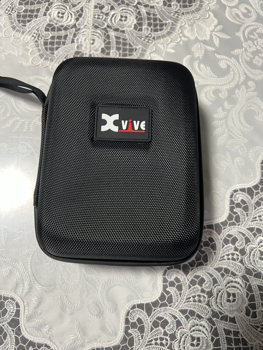 trumpeterhiro's tweet photo. パール楽器製造株式会社様よりご提供いただきましてモニターをさせていただきます
Xvive U7というワイヤレスマイクで12月8日発売になります
軽い！マイクと送信機合わせて約70グラム
クリップもしっかりしているので安心
音質は癖なくフラットで鳴ってくれます
全部入るケースが付いているのもグッド https://t.co/72UDeTDlBh
