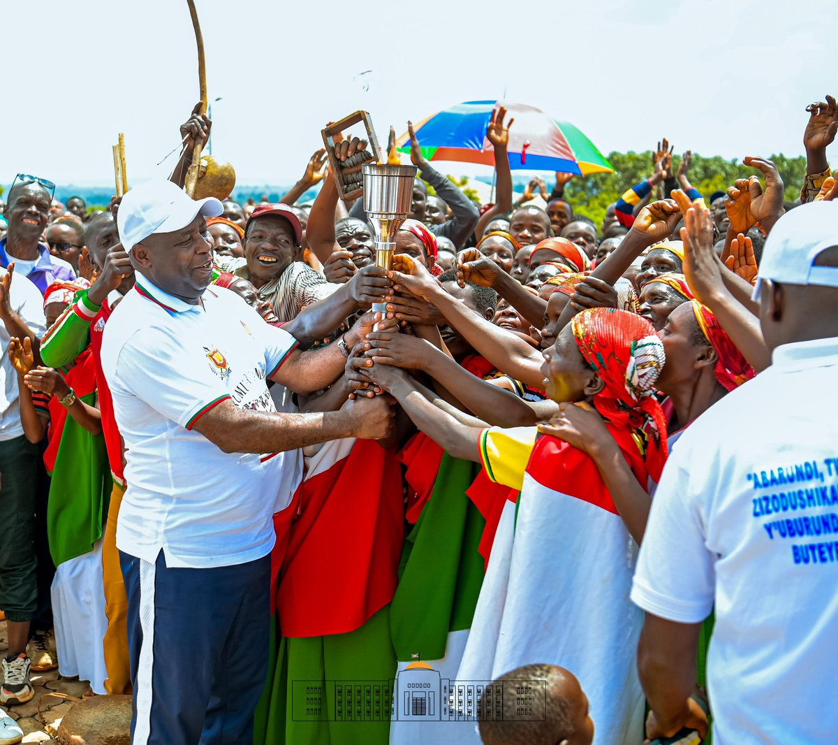 nifasha_etienne's tweet photo. Burundi, getting closer to the people, taking care of those he leads, is what characterizes him wherever he goes in the few years he has been in power. Burundians are grateful for the concern that comes from the CNDD-FDD.
@CnddFdd 
@NtareHouse 
@MinterInfosBi https://t.co/o01lYu2g30