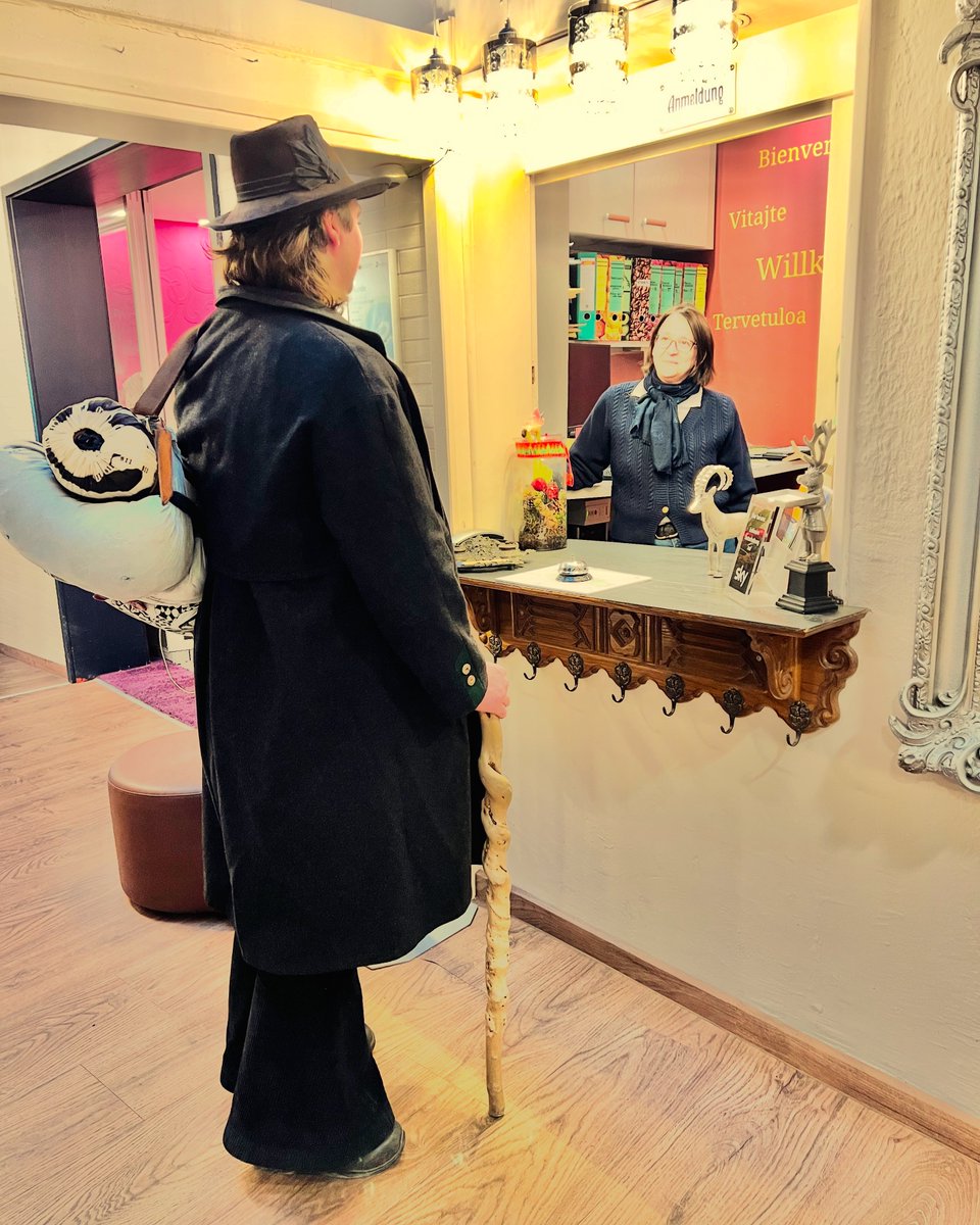 SchwarzerBock's tweet photo. 🪚🥾Handwerker auf der Walz im Schwarzen Bock Ansbach - fix bedankt für den Segen!
Wir haben wir einem Zimmermannsgesellen auf Wanderschaft ein Zimmer zur Verfügung gestellt. 🛏️ 
#Tradition #Handwerk #Walz #Gastfreundschaft #SchwarzerBock #Ansbach https://t.co/qQ9UcIcptg
