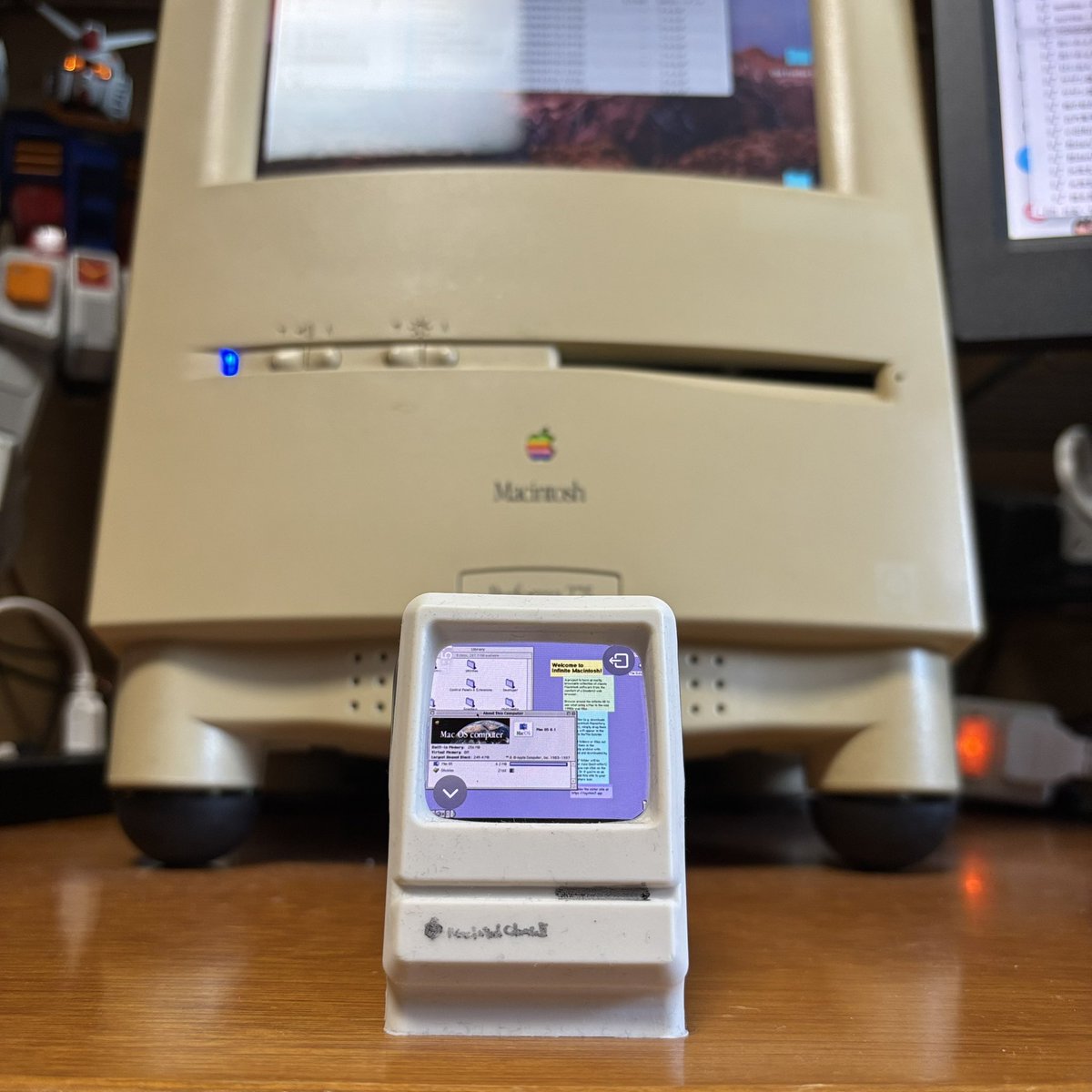studio39s's tweet photo. AppleWatchを買ったら、コレをやってみたかった。自分の中では結構感無量デス🥰(画像はめ込みではありません。AppleWatchの画面です🙇)DAISOさん、ありがとう。
#AppleWatch #Clockology #Macintosh #ColorClassic #OldMac https://t.co/izhxz1WHEP
