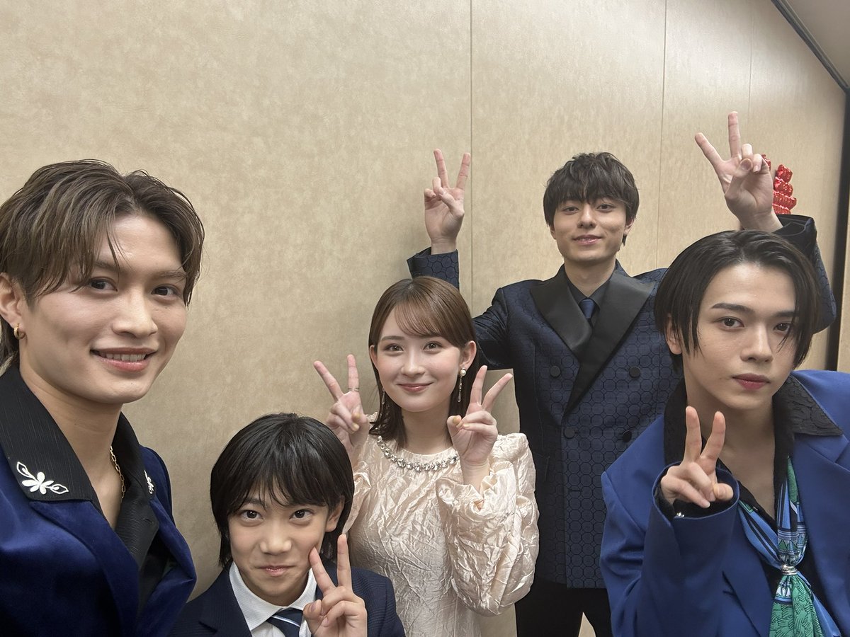 uchioto_movie's tweet photo. #うち弟 公開前夜祭🎥🫧
✩┈┈∘┈୨୧┈∘┈┈✩

本日は公開前夜祭でした✨
成田家5人姉弟が仲良く登壇🏠
明日いよいよ公開です🎉

インスタライブのアーカイブは👇
https://t.co/heUTKpWw7M

映画『#うちの弟どもがすみません』は
明日12.6(金)全国公開です🎬 https://t.co/nchEEhkapC
