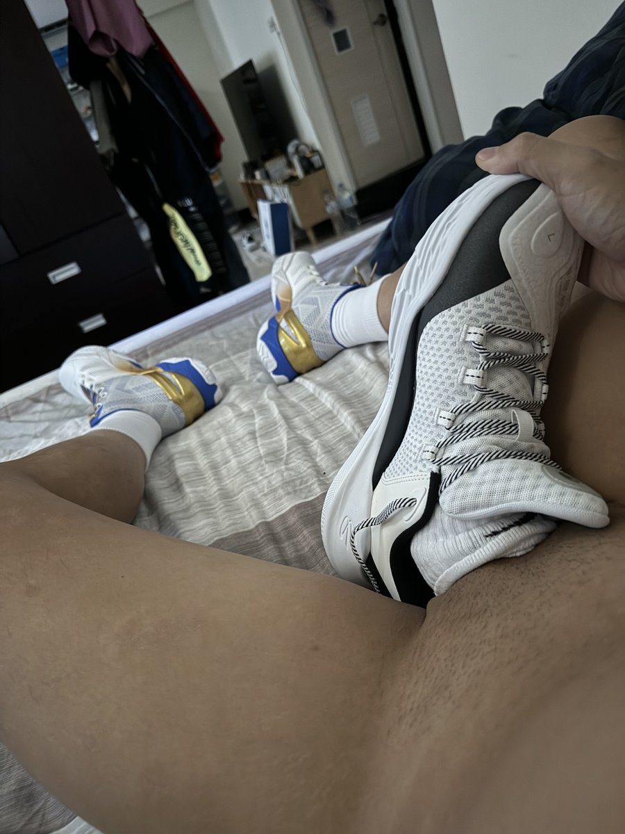 新鞋開箱

好久沒這樣把球鞋當飛機幹