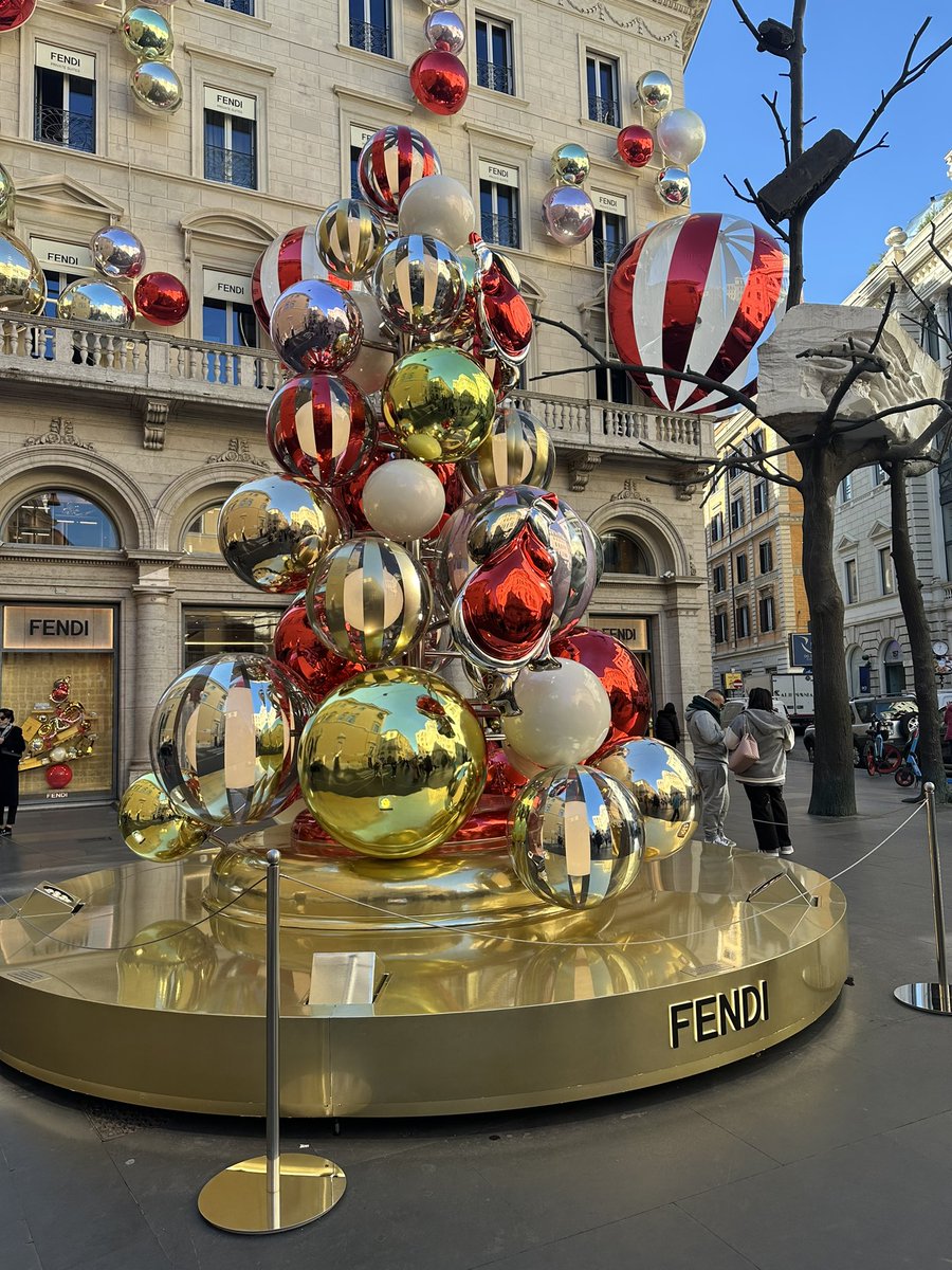 Roman Christmas trees right here: instagram.com/reel/DDMbHPtt3… #Rome #travel #italy #christmas #christmastrees 🎄❤️🇮🇹