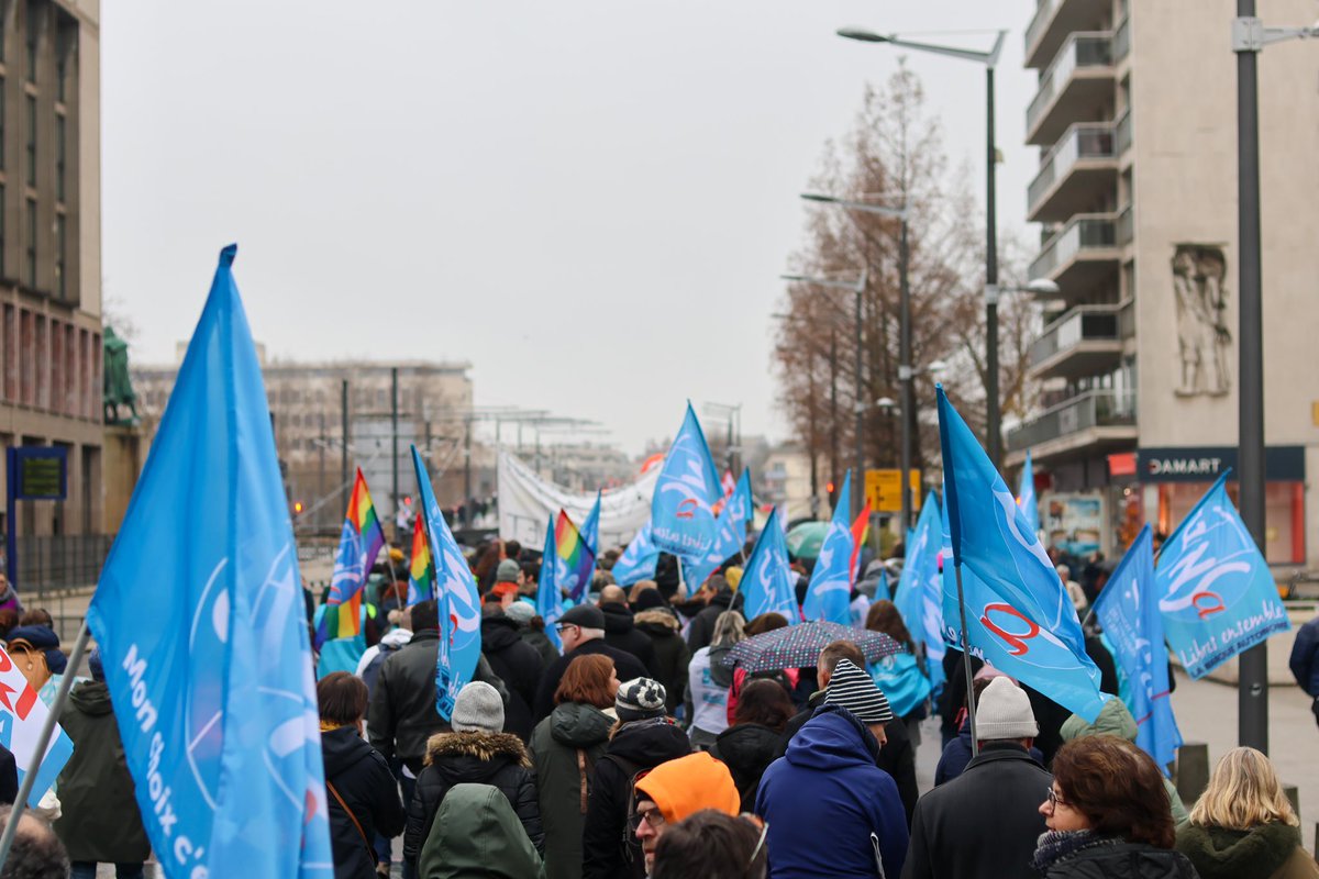 les_seinomarins's tweet photo. 👉 “Quand tout sera privé, on sera privé de tout.”

📢 Ce matin, nous étions dans la rue aux côtés des agents publics, citoyens et syndicats pour défendre nos services publics ! 🚍🏥📚

❌ Le gouvernement casse notre fonction publique et fragilise notre société. https://t.co/JSQd2dUlwk