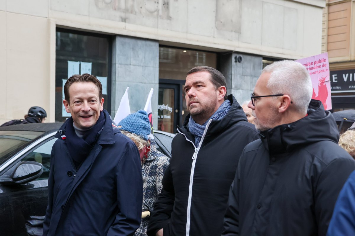 les_seinomarins's tweet photo. 👉 “Quand tout sera privé, on sera privé de tout.”

📢 Ce matin, nous étions dans la rue aux côtés des agents publics, citoyens et syndicats pour défendre nos services publics ! 🚍🏥📚

❌ Le gouvernement casse notre fonction publique et fragilise notre société. https://t.co/JSQd2dUlwk