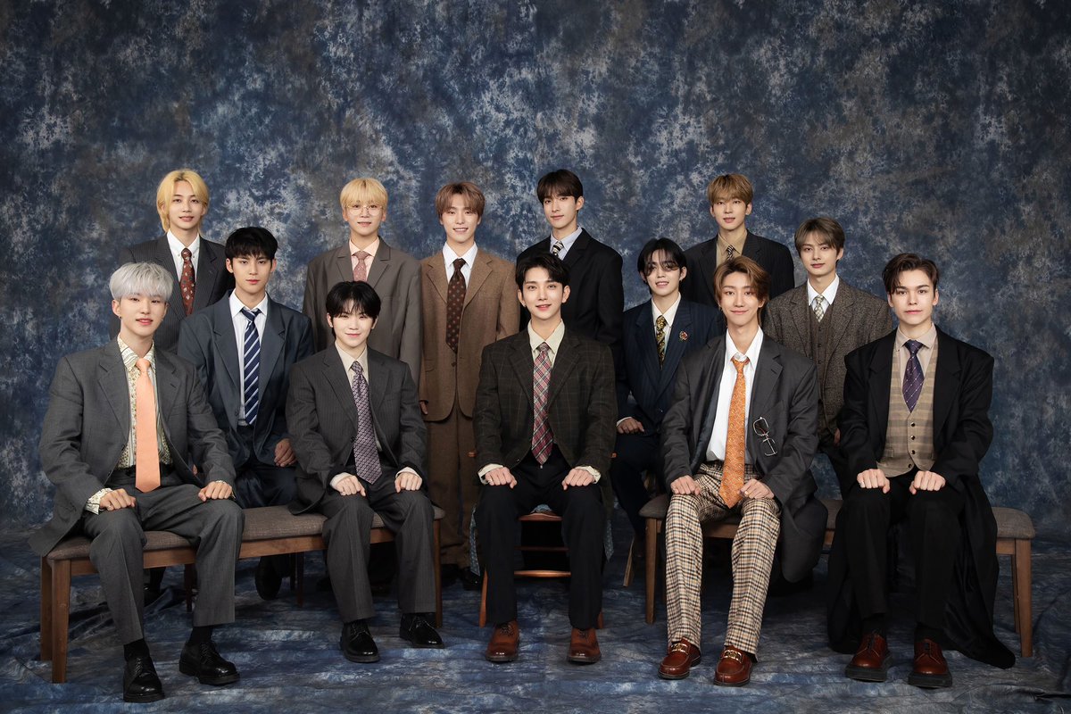 LrongyiSS's tweet photo. 가족사진⬇️                                가족사진22⬇️

#세븐틴 https://t.co/CkHAcXbU6M