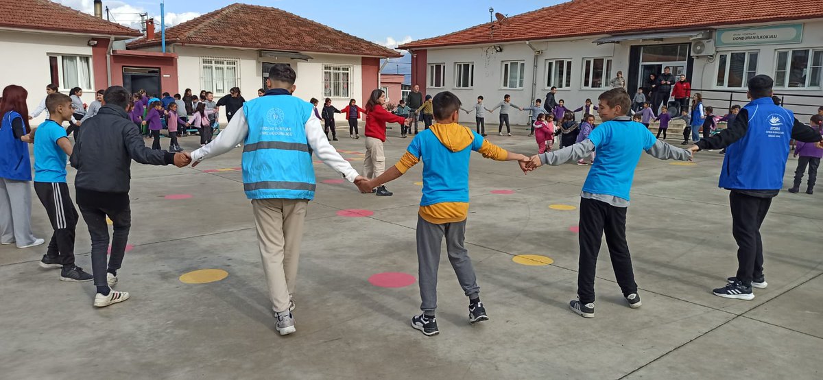 AydinKYGM's tweet photo. 📍Yenipazar Yurt Müdürlüğü
#GSBYurt öğrencilerimiz “Gönüllük Haftası” münasebetiyle ‘‘Hayaller Gerçek Olsun’’ projesi kapsamında Donduran İlkokulu’nu ziyaret ettiler.💖
Minik kardeşlerimize hediyeler sunup, onlarla çeşitli etkinlikler yaparak eğlenceli vakit geçirdiler. 🎁🎨 https://t.co/ngxH8oRFHG