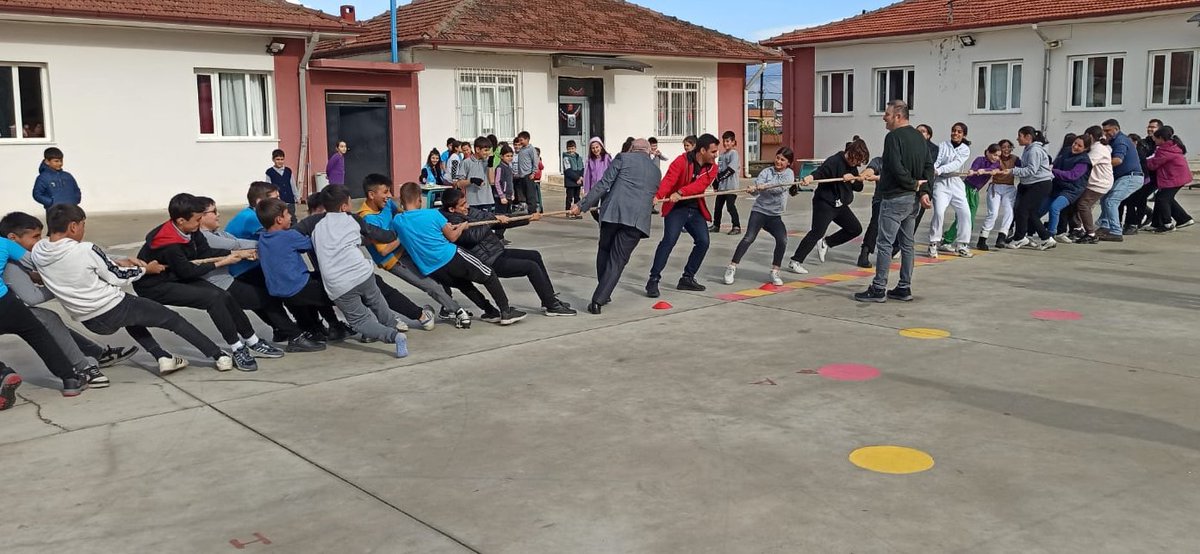 AydinKYGM's tweet photo. 📍Yenipazar Yurt Müdürlüğü
#GSBYurt öğrencilerimiz “Gönüllük Haftası” münasebetiyle ‘‘Hayaller Gerçek Olsun’’ projesi kapsamında Donduran İlkokulu’nu ziyaret ettiler.💖
Minik kardeşlerimize hediyeler sunup, onlarla çeşitli etkinlikler yaparak eğlenceli vakit geçirdiler. 🎁🎨 https://t.co/ngxH8oRFHG