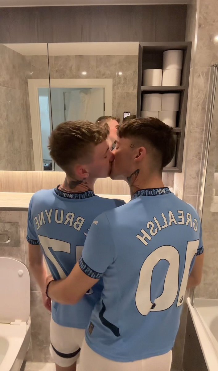 harry😈 tweet media